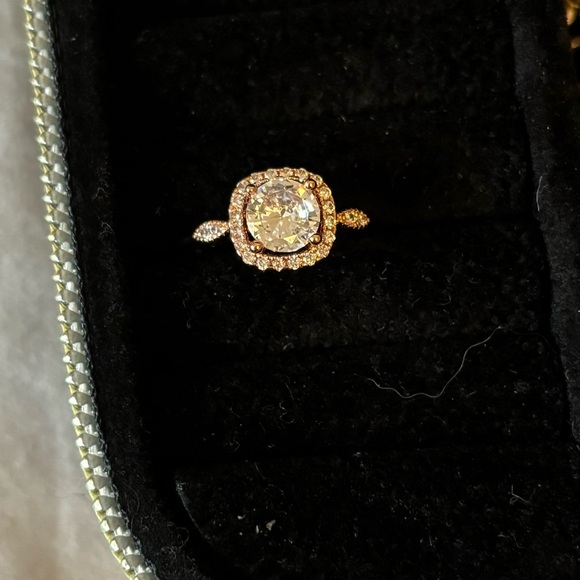 Gold ring - Picture 1 of 2